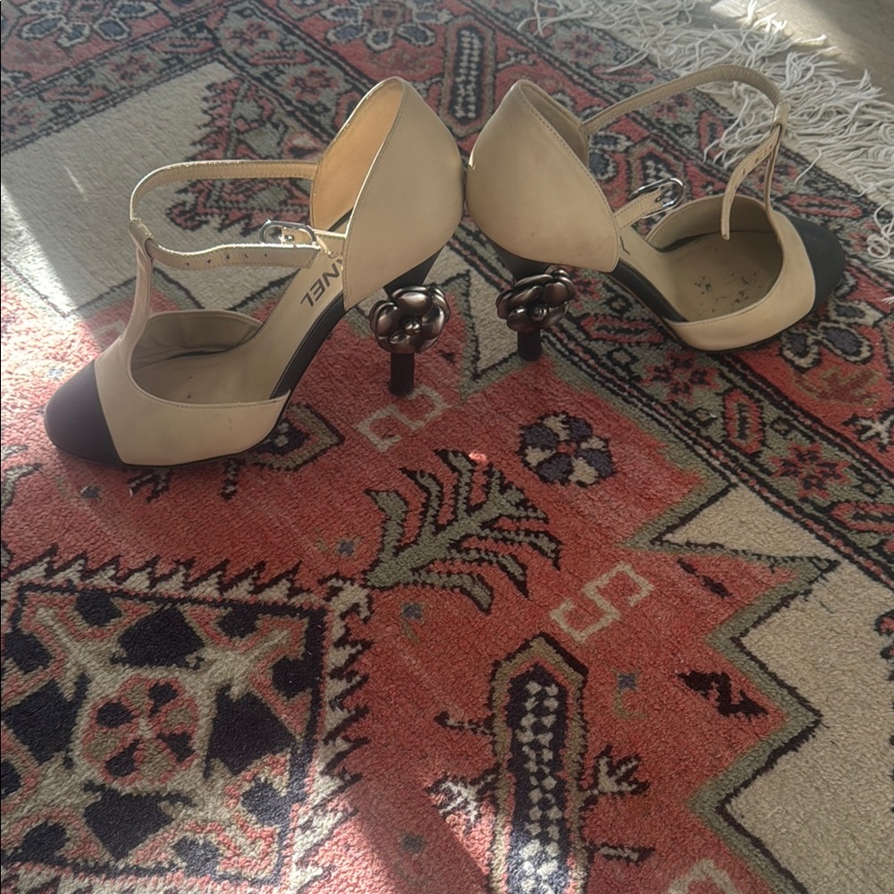 CHANEL Cream and Black Heels with T-Strap Design - Picture 3 of 5